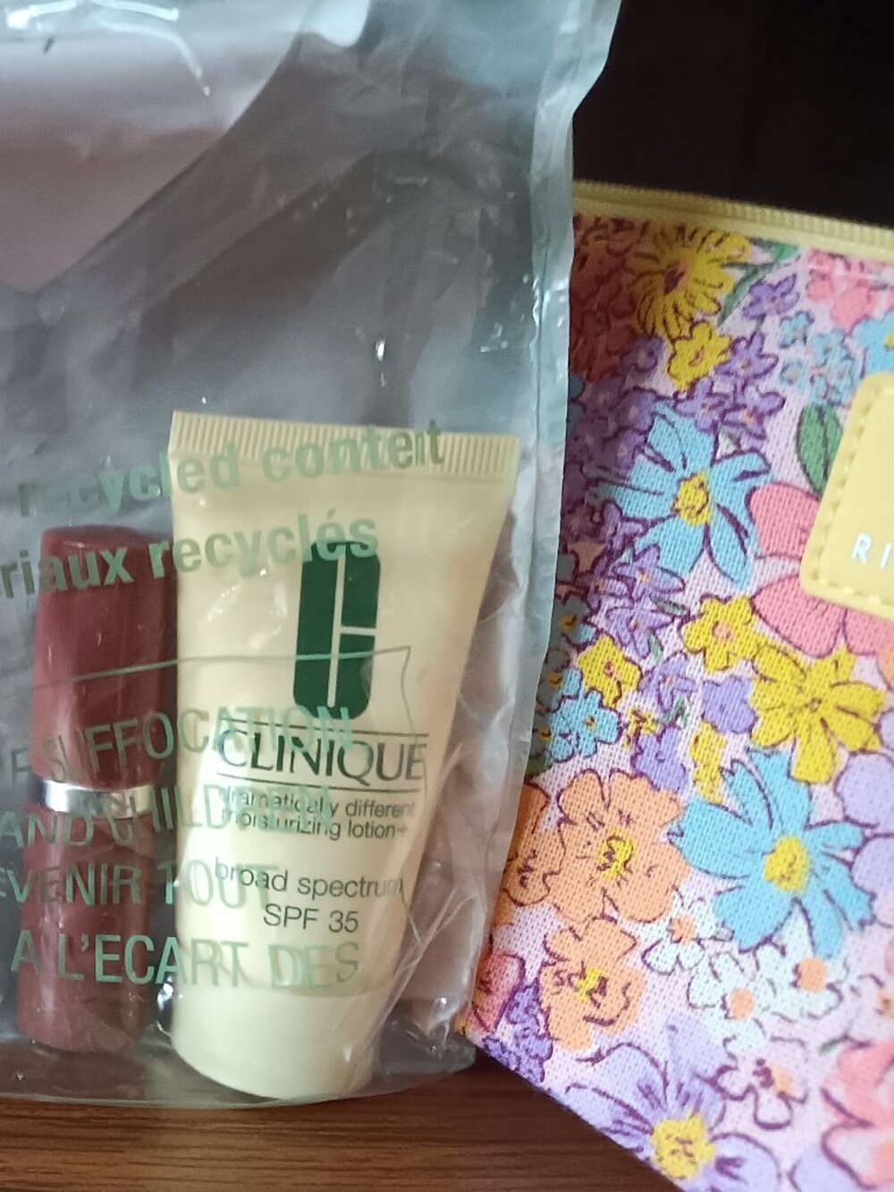 New Clinique Cosmetic Bag with 5 Travel Size Products - Picture 3 of 8